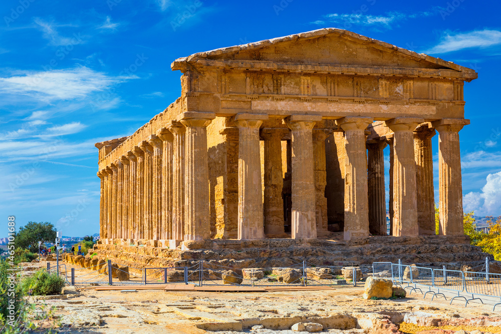 Obraz premium Valley of the Temples (Valle dei Templi), The Temple of Concordia, an ancient Greek Temple built in the 5th century BC, Agrigento, Sicily. Temple of Concordia, Agrigento, Sicily, Italy