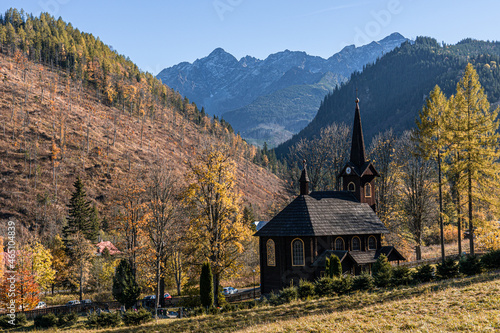Fototapeta Naklejka Na Ścianę i Meble -  Kościół świętej Anny w Jaworzynie Tatrzańskiej z widokiem na Tatry