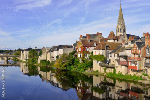 Argenton-sur-Creuse (36200) se reflète dans la Creuse, département de l'Indre en région Centre-Val-de-Loire, France photo