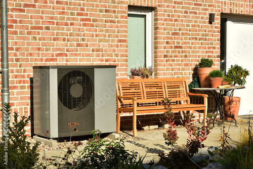 Wärmepumpe, Klimaanlage, Luftwärmepumpe vor einem Wohnhaus