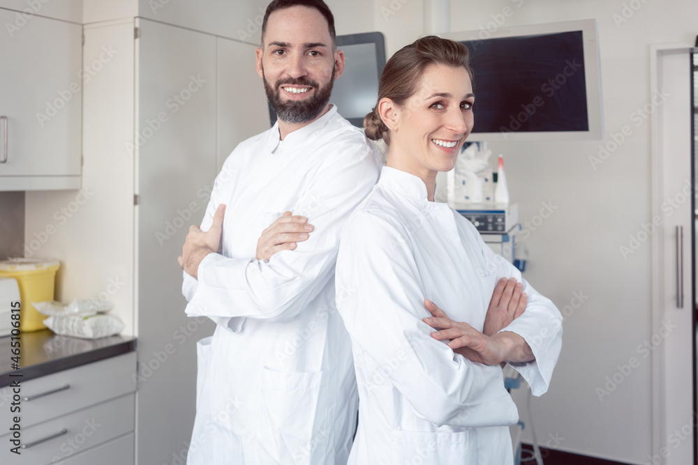 Obraz premium Doctors as a team in hospital standing arms folded