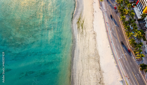 Orla de Maceió durante o pôr do sol. Vista de drone