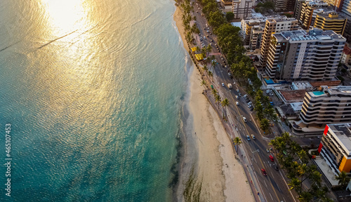 Orla de Maceió durante o pôr do sol. Vista de drone