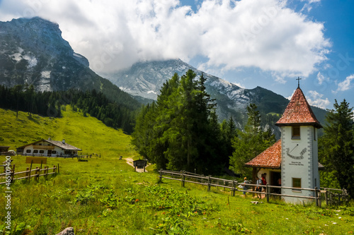 Blick auf den Watzmann Berg Berchtesgadener Land Bergopfer Gedenkkapelle St. Bernhard K  hroint Alm