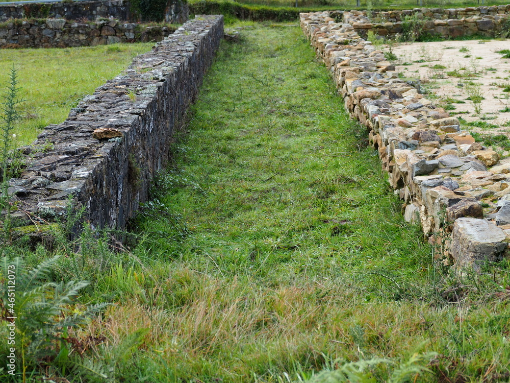 calle principal del campamento románico de la ciadella de sobrado de los monjes, la coruña, galicia, españa, europa