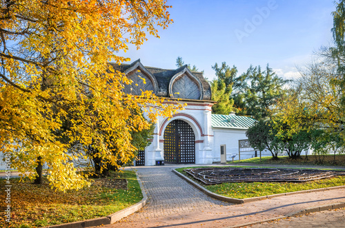 Golden autumn trees at the gate in Kolomenskoye park in Moscow on an autumn sunny day