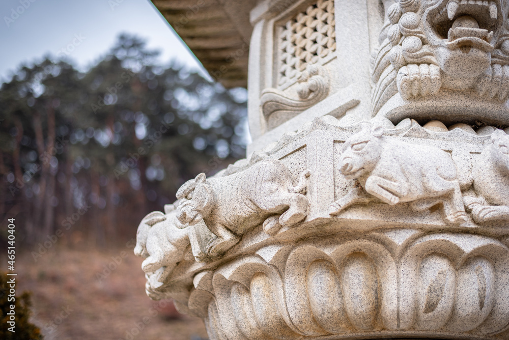 Fototapeta premium stone lion in the temple