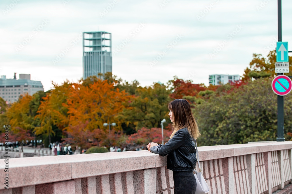 平和記念公園の風景を橋から眺める女性