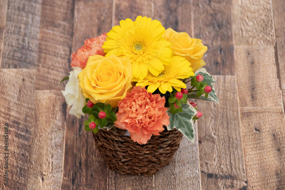 11月の誕生花ガーベラを使ったフラワーアレンジメント、日本のフローリストが仕上げています。
A flower arrangement using the flower gerbera, which was born in November, is finished by the Japanese florist.
11月の誕生花ガーベラを使ったフラワーアレンジメント、日本のフローリストが仕上げています。
A flower arrangement using the flower gerbera, which was born in November, is finished by the Japanese florist.