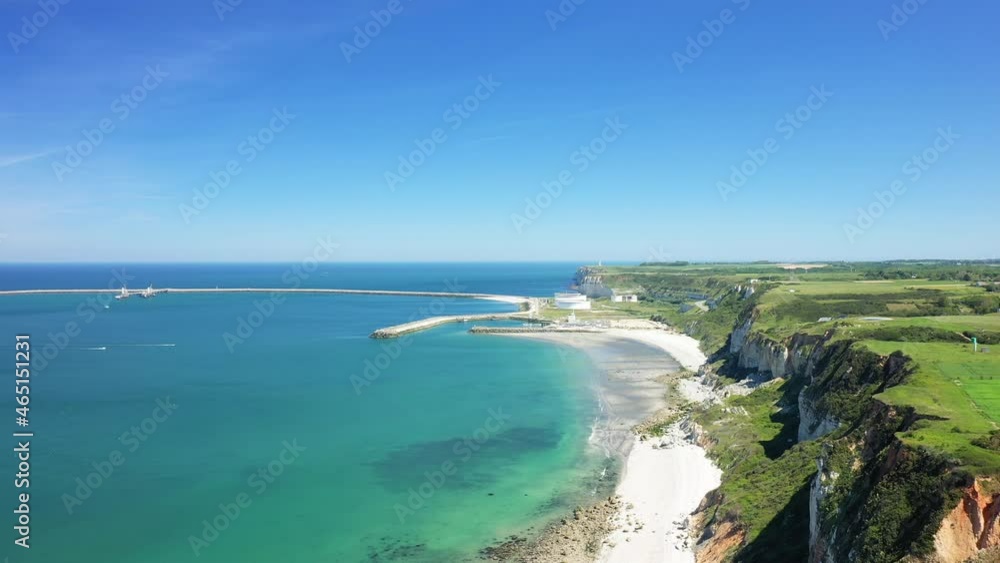 Les falaises normandes verdoyantes au dessus du port d'Antifer en Europe, en France, en Normandie, vers Etretat, en été, lors d'une journée ensoleillée. Les falaises normandes verdoyantes au dessus du port d'Antifer en Europe, en France, en Normandie, vers Etretat, en été, lors d'une journée ensoleillée.