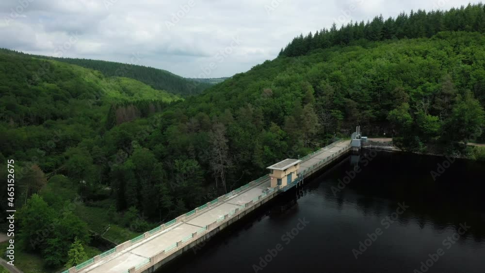 Le barrage de Chaumeçon en Europe, en France, en Bourgogne, en Nièvre, dans le Morvan, en été, lors d'une journée ensoleillée.