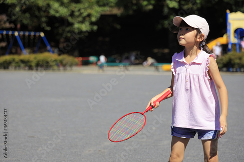 バドミントンをする女子小学生 (6歳)