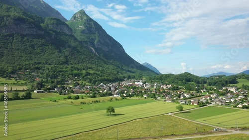 La petite ville de Gresy en Isère en Europe, en France, en Isère, dans les Alpes, en été, lors d'une journée ensoleillée. photo