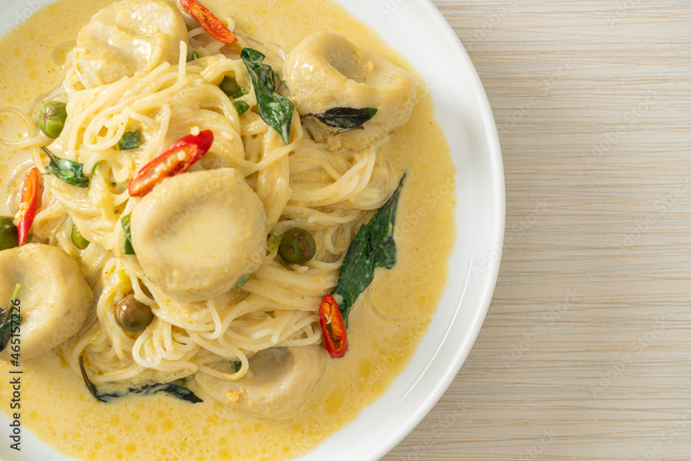 Rice Noodles with Green curry and Fish ball