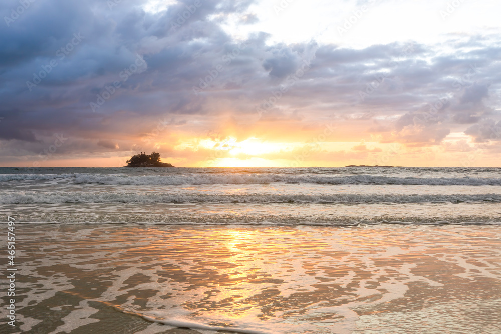 Nascer do sol na praia de Pernambuco, Guaruja, SP 2021