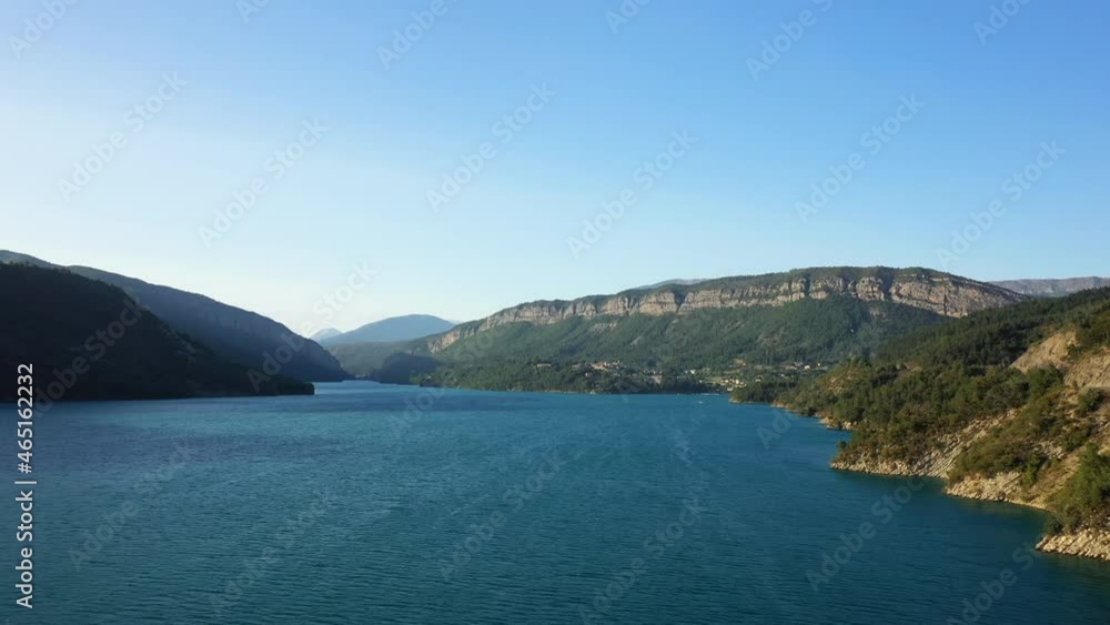 Le Lac de Castillon éclairé par le Soleil qui se couche en Europe, en France, Provence Alpes Côte d'Azur, dans le Var, en été, lors d'une journée ensoleillée. Le Lac de Castillon éclairé par le Soleil qui se couche en Europe, en France, Provence Alpes Côte d'Azur, dans le Var, en été, lors d'une journée ensoleillée.