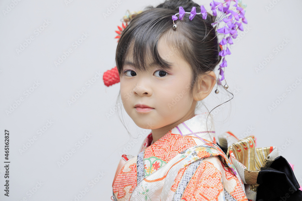 七五三を祝う女子小学生 (白バック) (7歳) 七五三を祝う女子小学生 (白バック) (7歳)