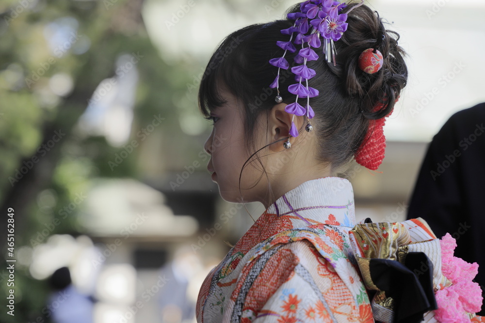 神社で七五三を祝う女子小学生 (横顔) (7歳)