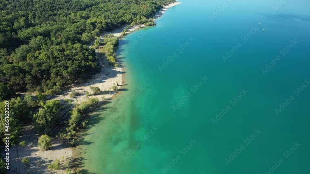 Les couleurs paradisiaques du Lac de Sainte-Croix et ses forêts verdoyantes en Europe, en France, Provence Alpes Côte d'Azur, dans le Var, en été, lors d'une journée ensoleillée. Les couleurs paradisiaques du Lac de Sainte-Croix et ses forêts verdoyantes en Europe, en France, Provence Alpes Côte d'Azur, dans le Var, en été, lors d'une journée ensoleillée.