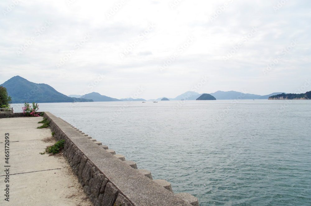 大久野島の遊歩道から見る瀬戸内海の島々