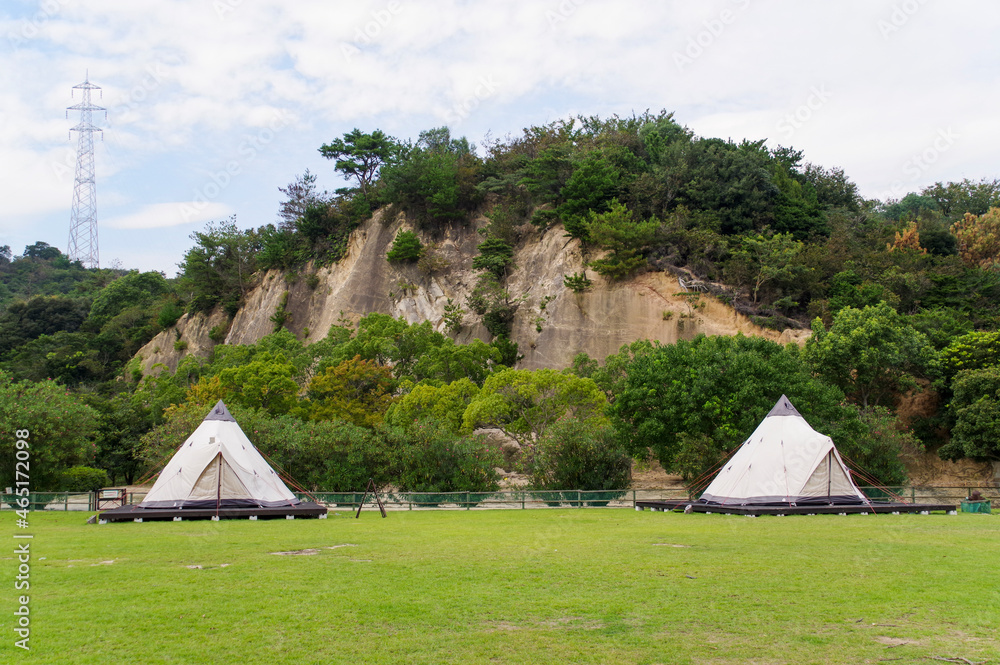 グランピングのテントが並ぶキャンプ場