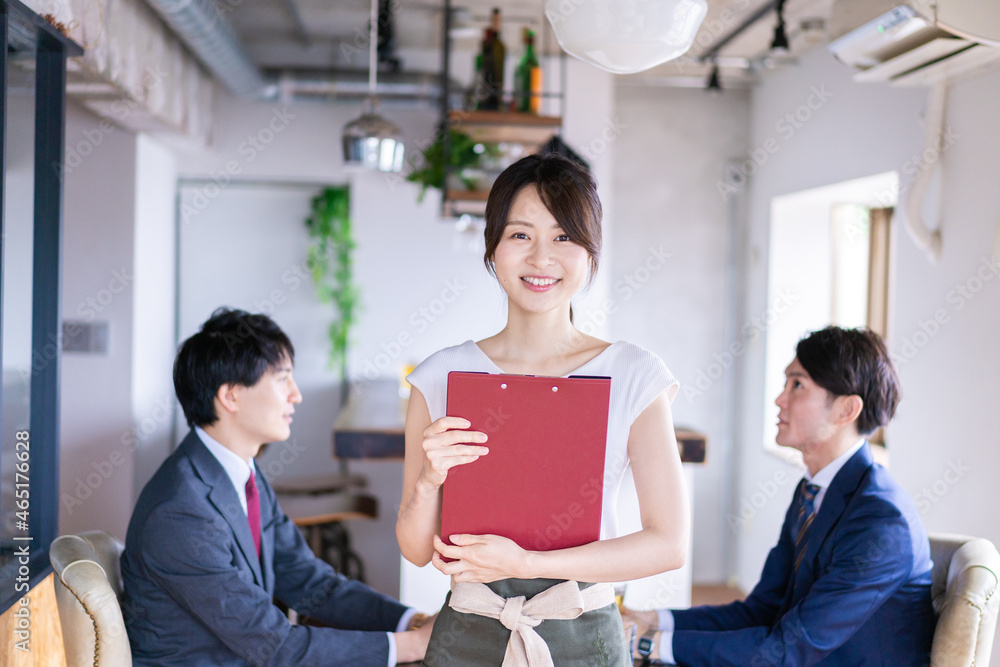 レストランで働くスタッフの女性 レストランで働くスタッフの女性