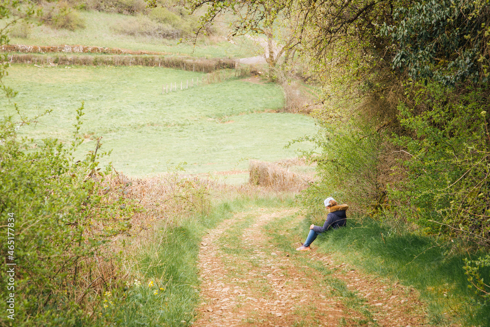 un enfant assis sur un chemin de campagne. Pendant une promenade un enfant s'arrête. Caprice d'enfant. La solitude d'un enfant. un enfant assis sur un chemin de campagne. Pendant une promenade un enfant s'arrête. Caprice d'enfant. La solitude d'un enfant.