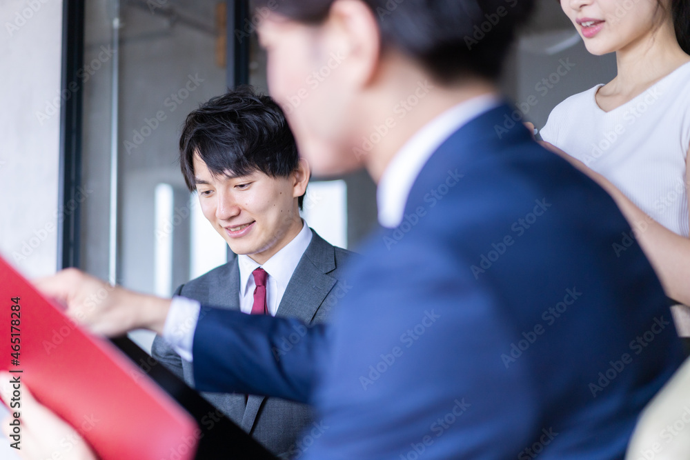 オーダーを確認するレストランスタッフの女性