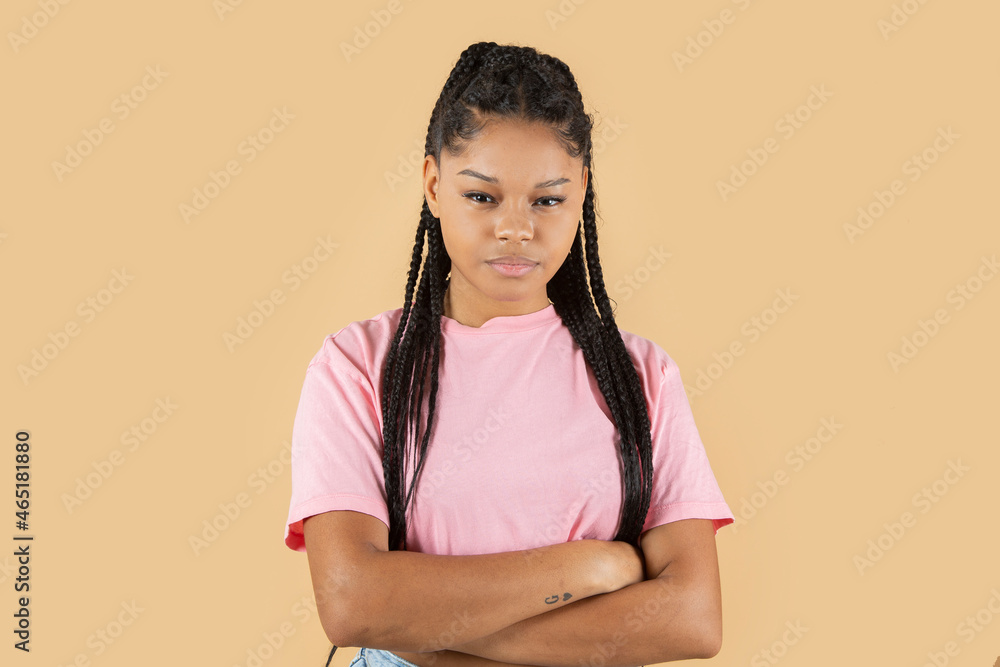 Obraz premium angry latin woman on yellow background
