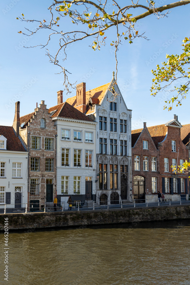Un dimanche d'automne ensoleillé à Bruges le long des canaux