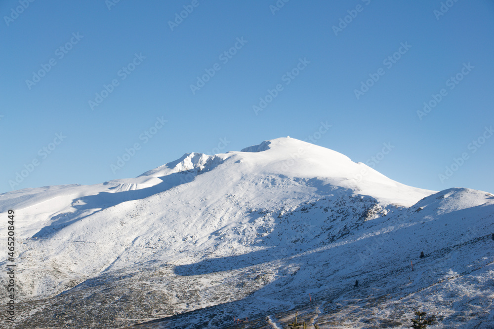 Snow-capped mountain peaks on a sunny day. background for winter sports and winter holidays