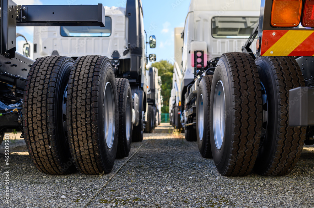 トラックの積載物はどこまでならはみ出せる?規制などを解説|カーチップス トラックの積載物はどこまでならはみ出せる?規制などを解説|カーチップス