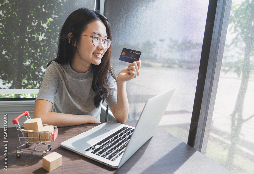 Young woman holding credit card and using laptop computer. Businesswoman or entrepreneur working. Online shopping, E-commerce. Internet banking, Spending money concept
Young woman holding credit card and using laptop computer. Businesswoman or entrepreneur working. Online shopping, E-commerce. Internet banking, Spending money concept