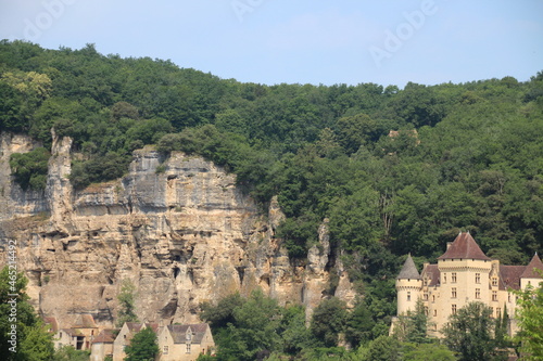 La Roque-Gageac  Francia. Localidad situada a pies de un acantilado y a orillas del rio Dordo  a.