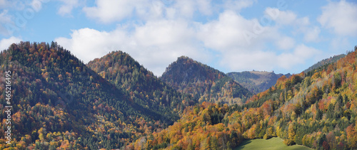 Herbstliche Radtour um Ruhpolding: Bergblick mit dem Hochfelln bei Vorderbrand