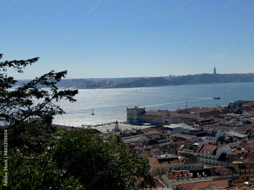 Blick über Lissabon mit dem Fluss Tejo