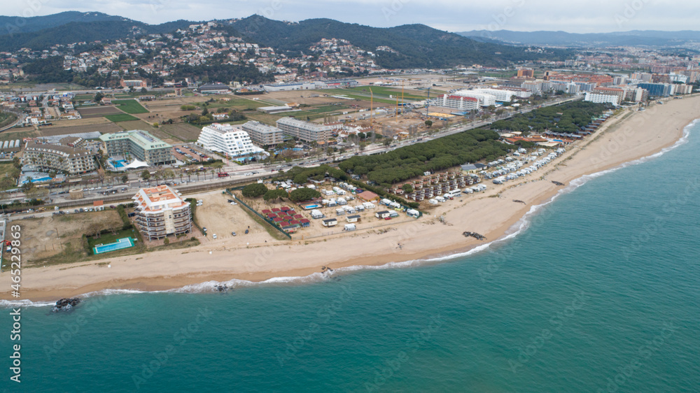Vista del mar, las montañas, camping la playa y hoteles des de un drone