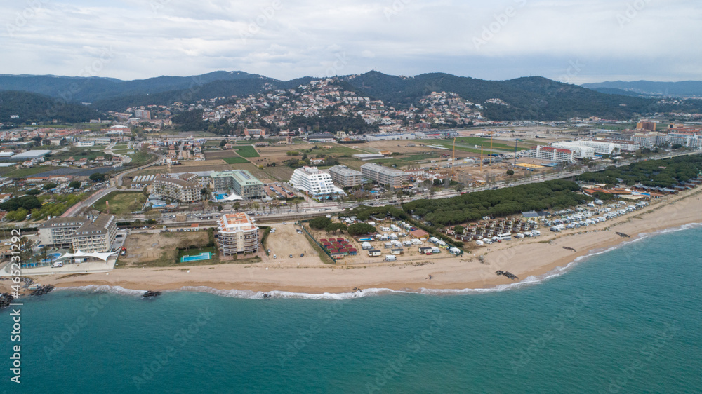 Vista del mar, las montañas, camping, la playa y hoteles des de un drone