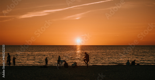 Liudzie na zachodzie słońca