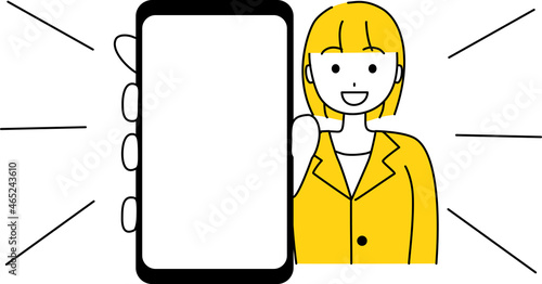 スマホを笑顔で得意げに見せる女性