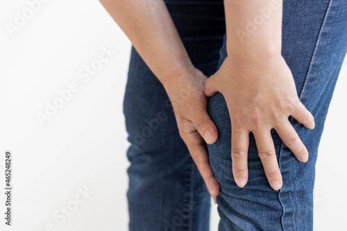 膝を押さえている女性（日本人、30代、顔無し） © poko42