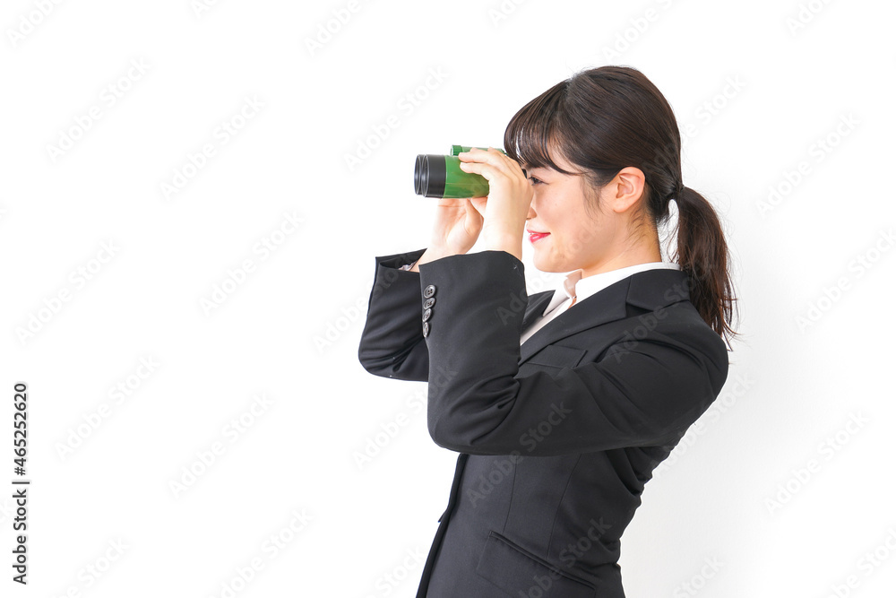 引っ越しをする若い女性 引っ越しをする若い女性