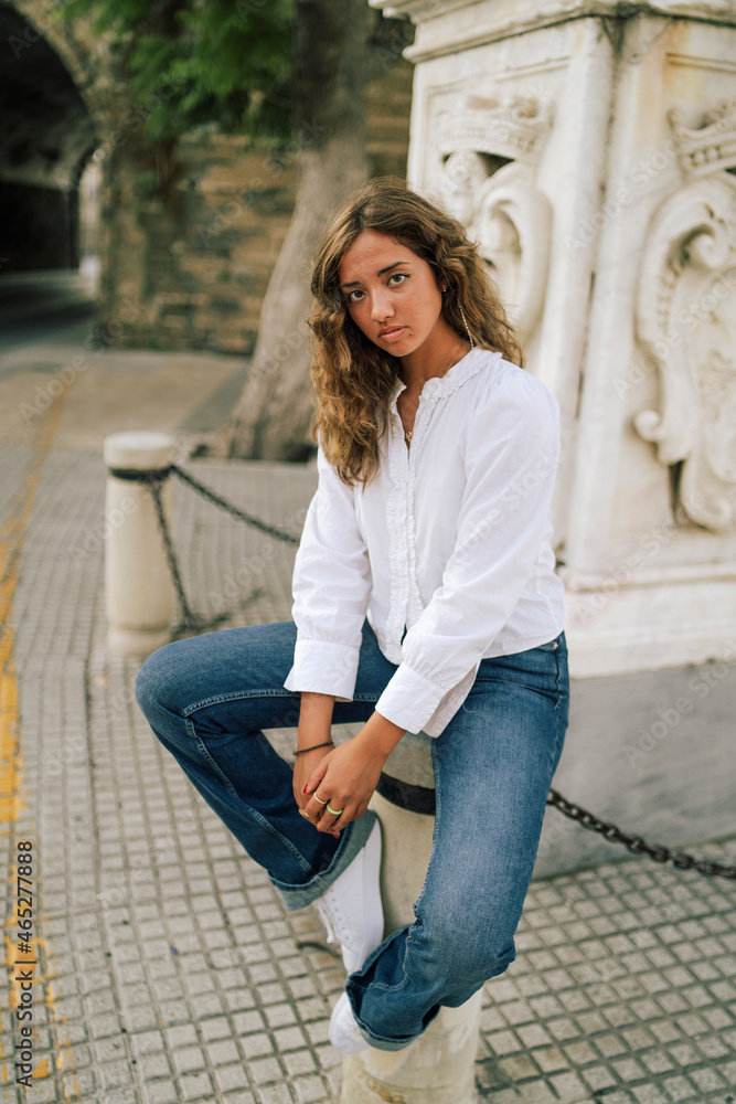 Chica guapa elegante en la ciudad de Cádiz españa de manera clasica de moda 