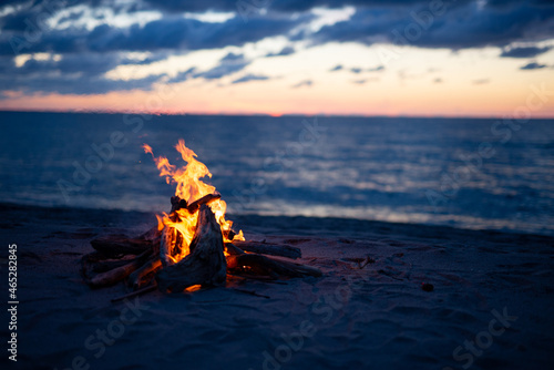 ビーチと焚き火 © 歌うカメラマン