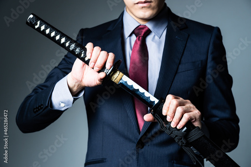 日本刀を持つビジネスマン