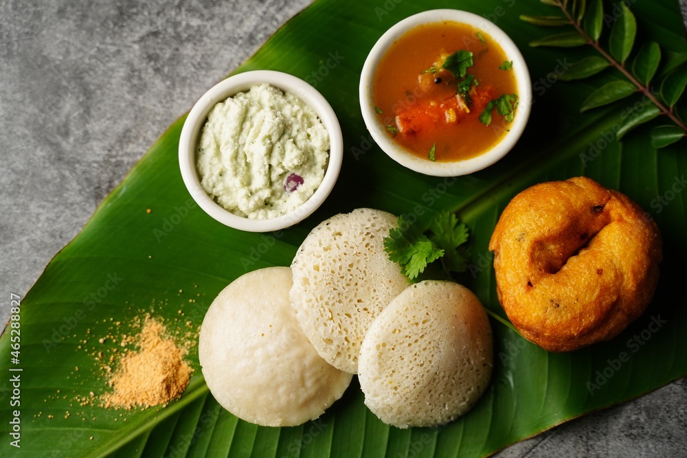 Vegetarian South Indian breakfast thali Idli vada sambar chutney foto