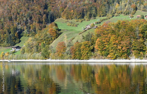 Fototapeta Naklejka Na Ścianę i Meble -  suisse lacustre....lungern en automne