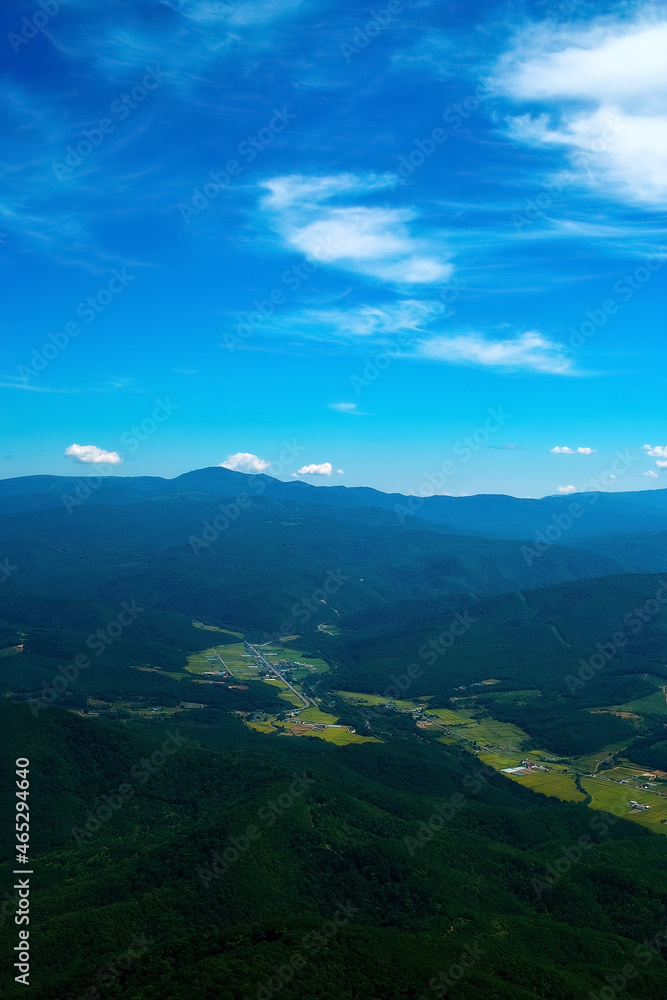 深い山の谷間にある田舎