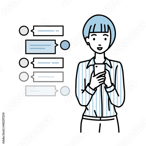 立ってスマートフォンで楽しくチャットで会話するブラウスの女性