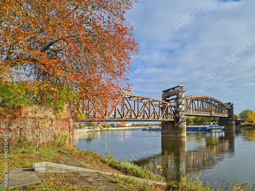 historische Eisenbahnbrücke Magdeburg im Herbst mit Schubschiff © Bea Busse